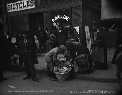 Venditori ambulanti di pane italiani, Mulberry St., New York, c.1900 da Detroit Publishing Co.